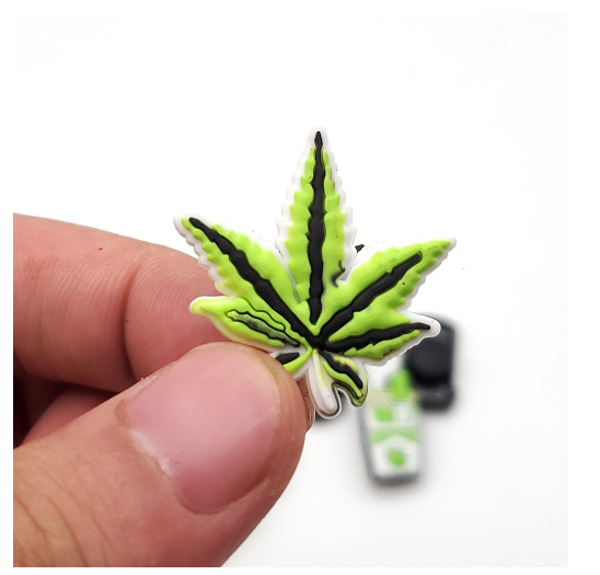 Cute Leaf Cannabis Series Croc Design Pins Jibits Charm Croc Jibbits Green Weed Shoe Charms for Women Shoes Accessories Decoration W19