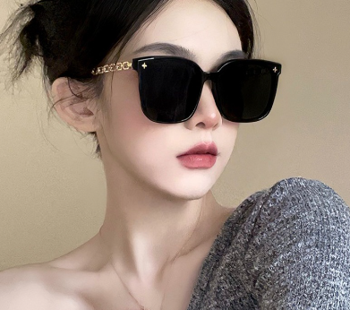 Cool Gold Chain Oversized Square Sunglasses for Women UV400 Anti Radiation Vacation Driving Eyewear Ornaments