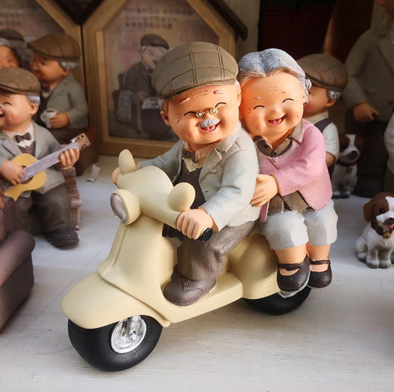 Romantic Old Couple Figurines Miniature Home Decor Happy Couple Figurine