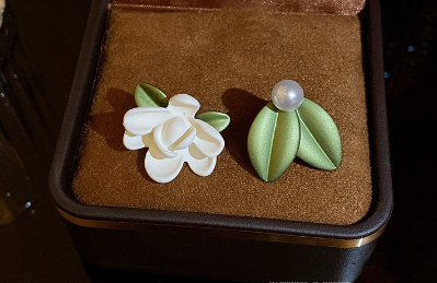 Pearl White Gardenia Asymmetrical Leaf Stud Earring Tulip Fashion Women