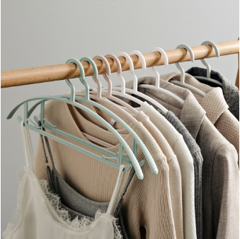 Locaupin 5pc No Shoulder Bumps T-Shirt Sweater Coat Narrow Hanger Wardrobe Non Slip Closet Organizer