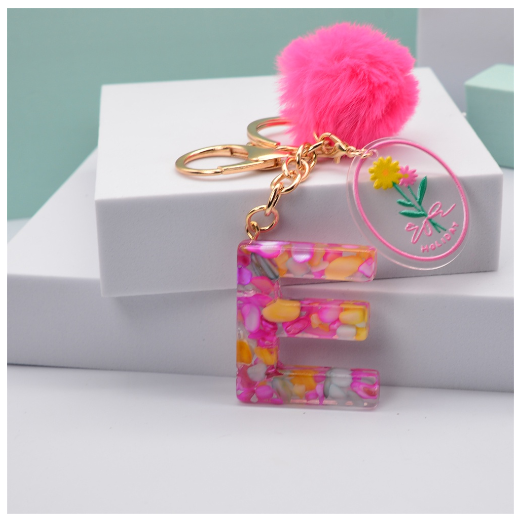 Fashion 26 Letter Keychain A-Z Initial Resin Keyring With Pink Pompom Flower Acrylic Tag Alphabet Key Chain Bag Pendant Gifts E