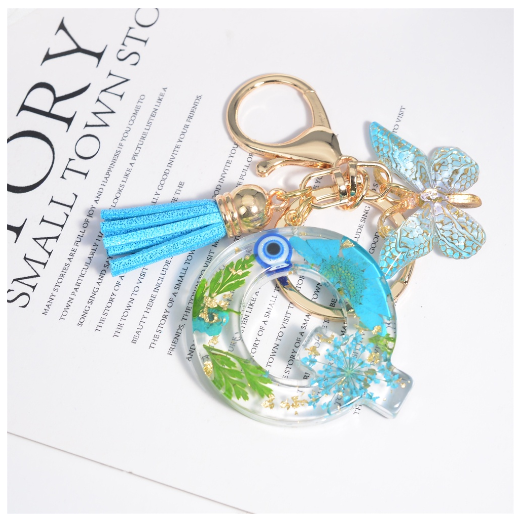 Exquisite Dried Flower Filled 26 Letter Keychain With Butterfly Pendant Fashion A-Z Name Initials Keyrings Car Key Holder Gifts Q