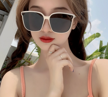 White Frame Sunglasses For Women Oversized Uv Protection Square Eyewear