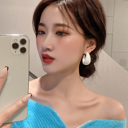 High Quality Retro Circle Earrings Fashion Acrylic White Exaggerated Simple Loop Earrings For Women
