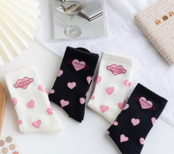 English Letter Love Black and White Student Socks Women ins Fashion Versatile Medium Cotton Socks College Style Spring and Autumn