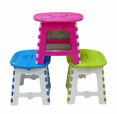 INDOOR/OUTDOOR PLASTIC FOLDED CHAIR