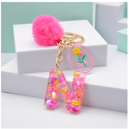 Fashion 26 Letter Keychain A-Z Initial Resin Keyring With Pink Pompom Flower Acrylic Tag Alphabet Key Chain Bag Pendant Gifts N