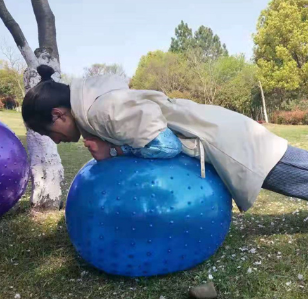 PVC Handle Yoga Ball Anti-burst Inflatable PVC Hopper Ball With Handle for Physical Fitness