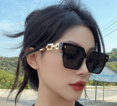 New Classic Women Sunglasses with Star Female Vintage Luxury Plastic Brand Designer Glasses Fashion Eyewear